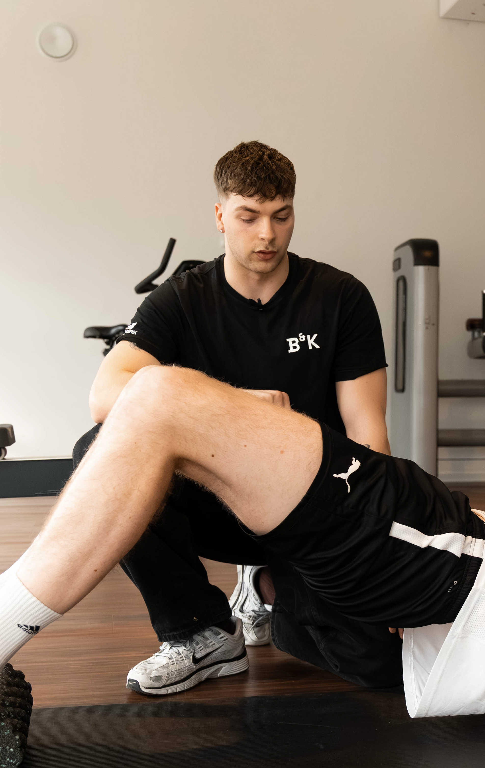 Niclas Frey, Trainer bei Beck & Kollegen, bei der Anleitung einer Übung